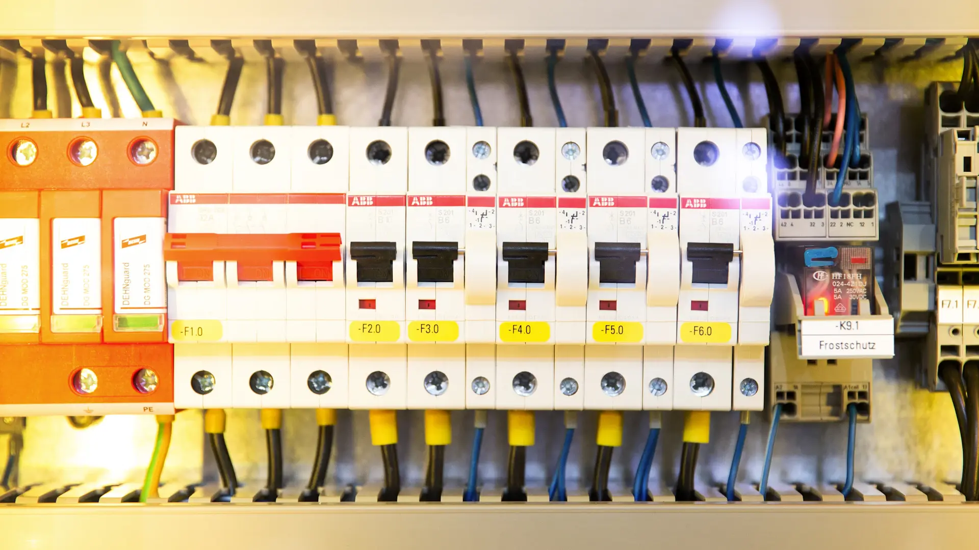 Electrical LV distribution board with circuit breakers